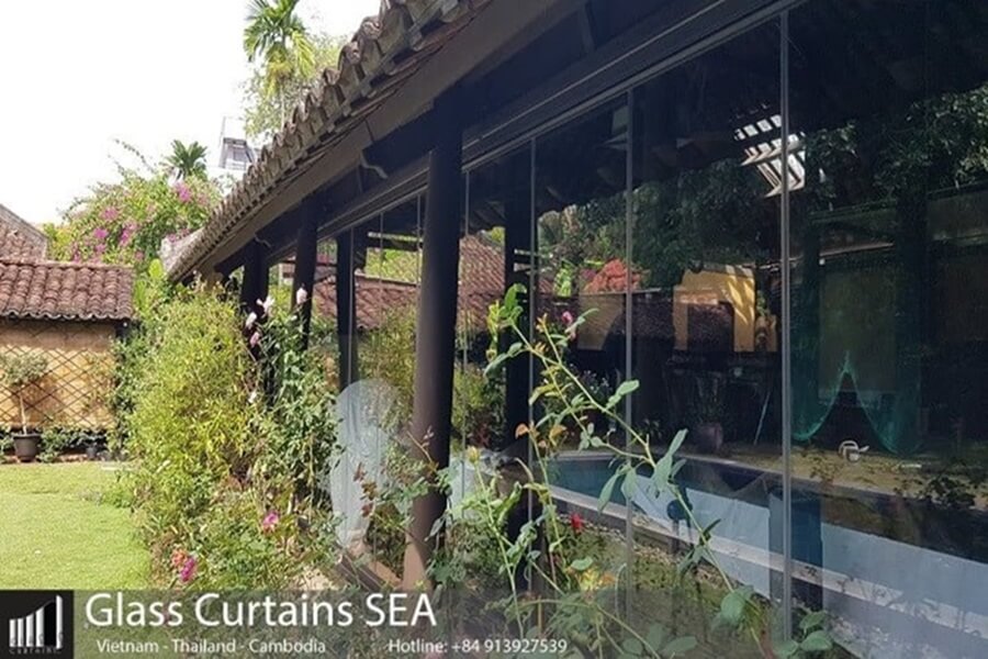 Frameless sliding glass doors for a beautiful living room