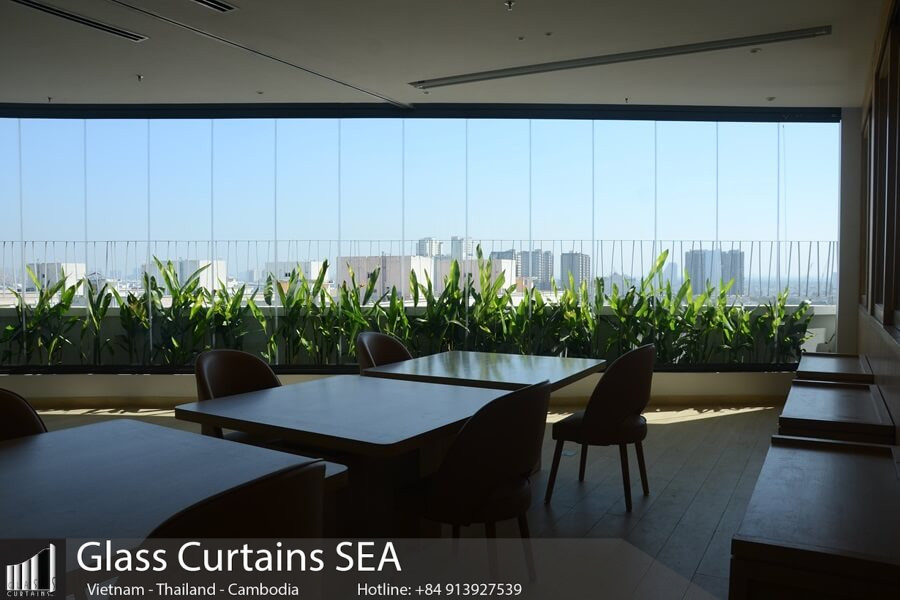 What is a frameless glass door?