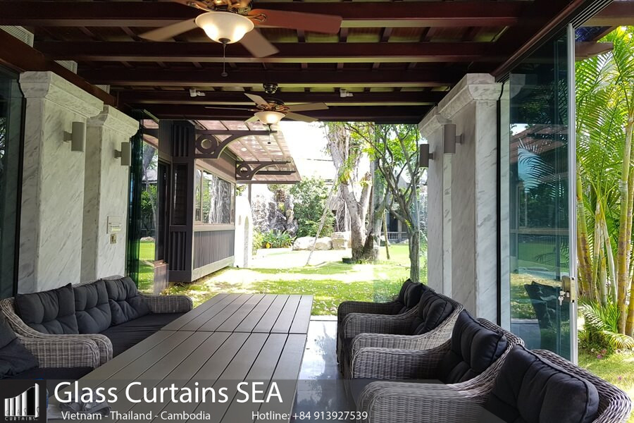 Classy frameless glass door model for modern homes