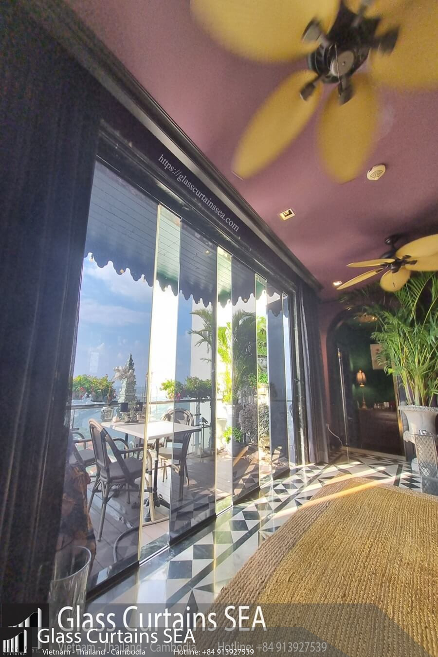 Frameless glass door model for a beautiful, modern living room