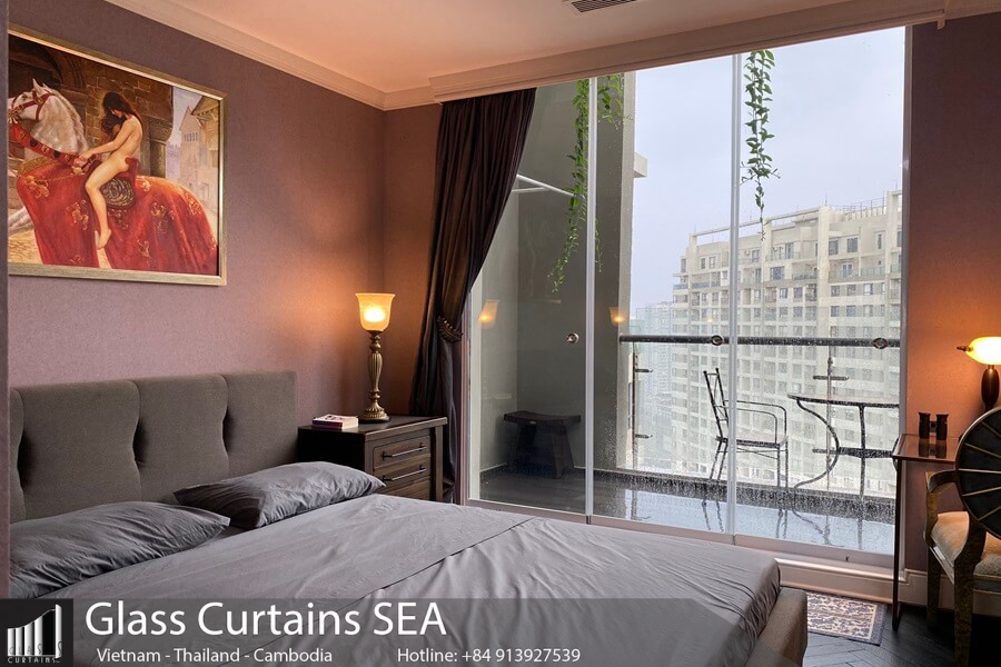 Frameless sliding glass doors optimize light