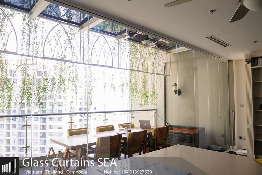 Frameless glass wall model for restaurants