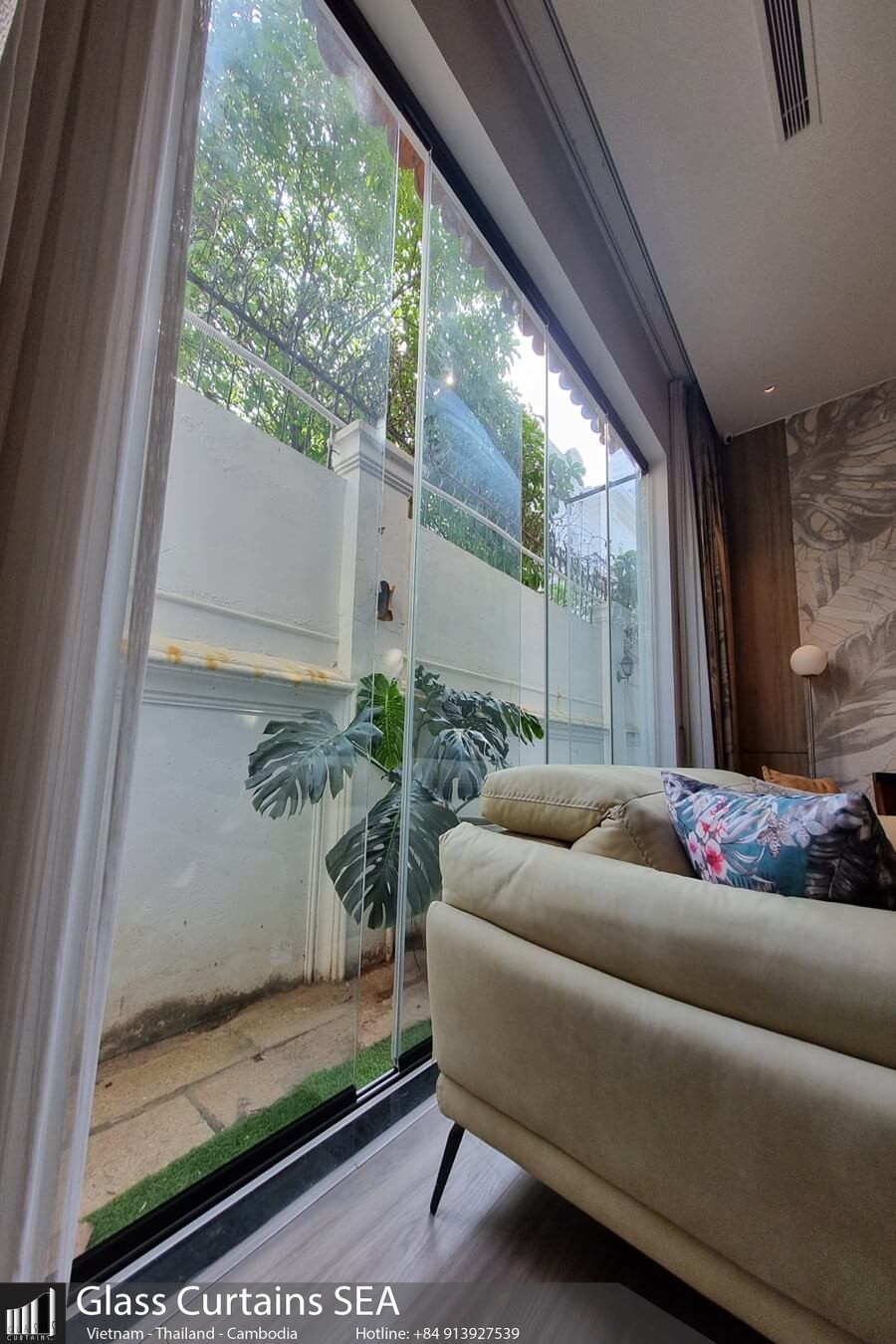 Beautiful frameless glass wall models for residential spaces