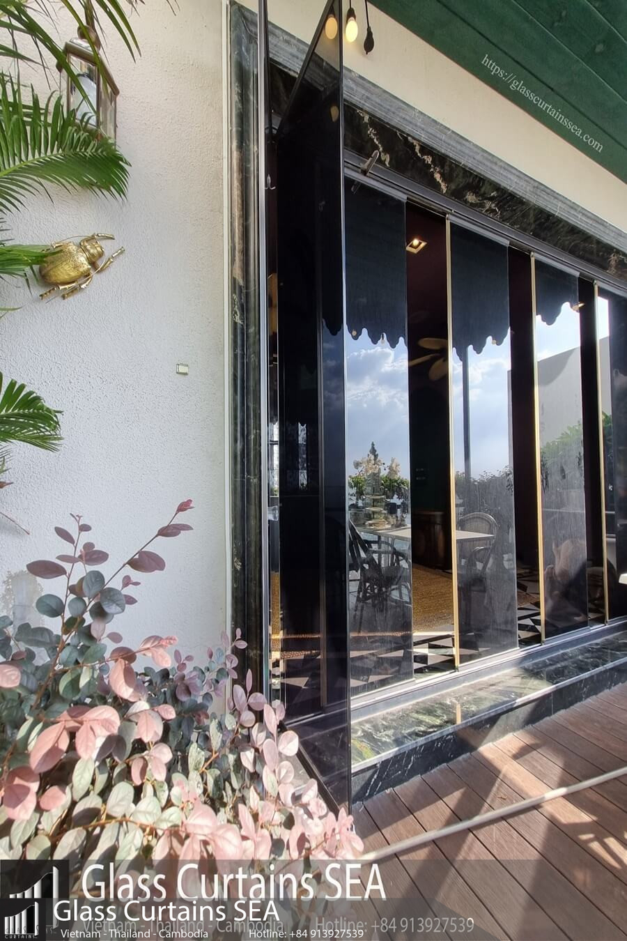 Frameless glass wall models for residential spaces