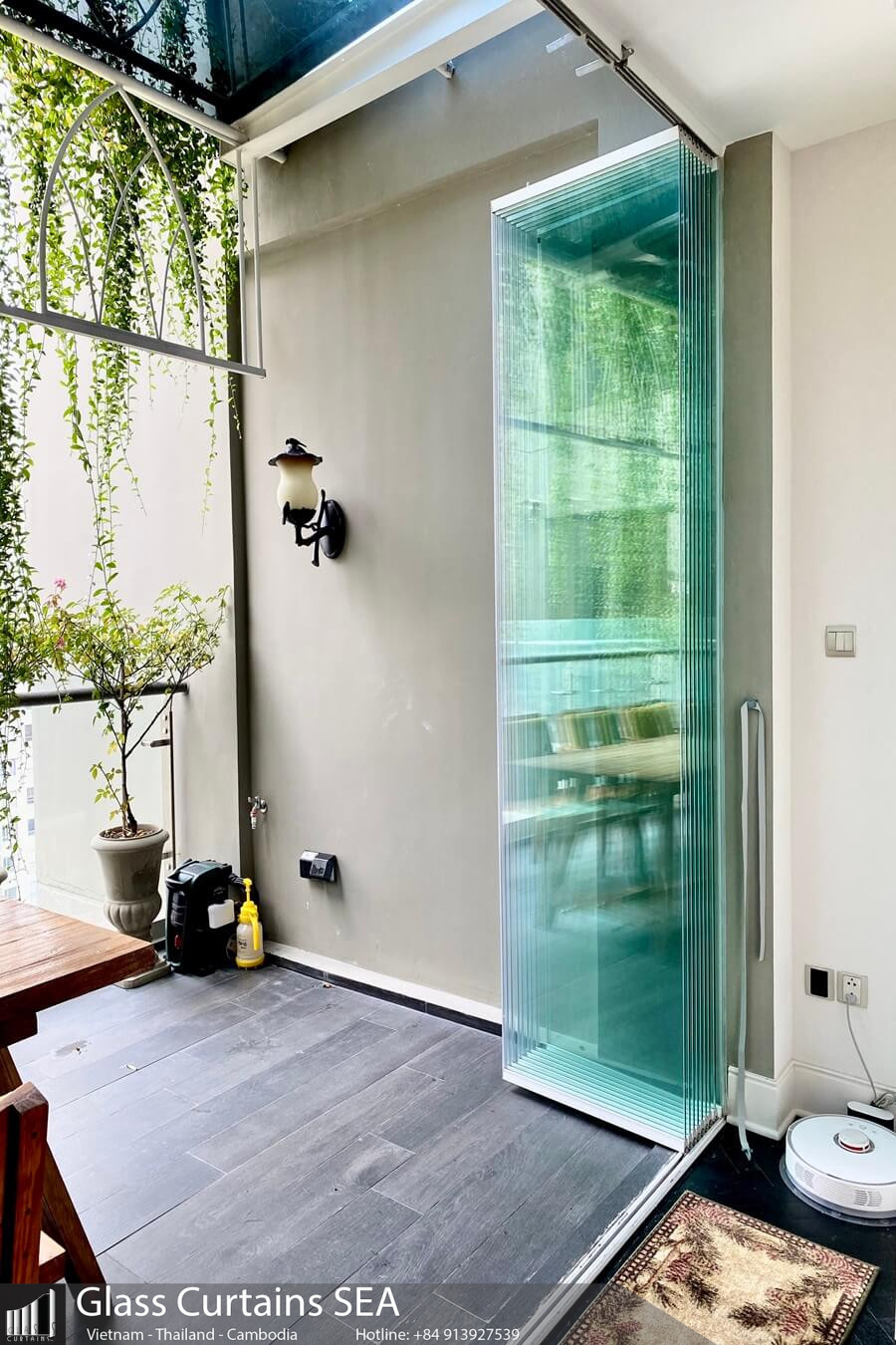 Luxurious frameless glass wall model for apartments