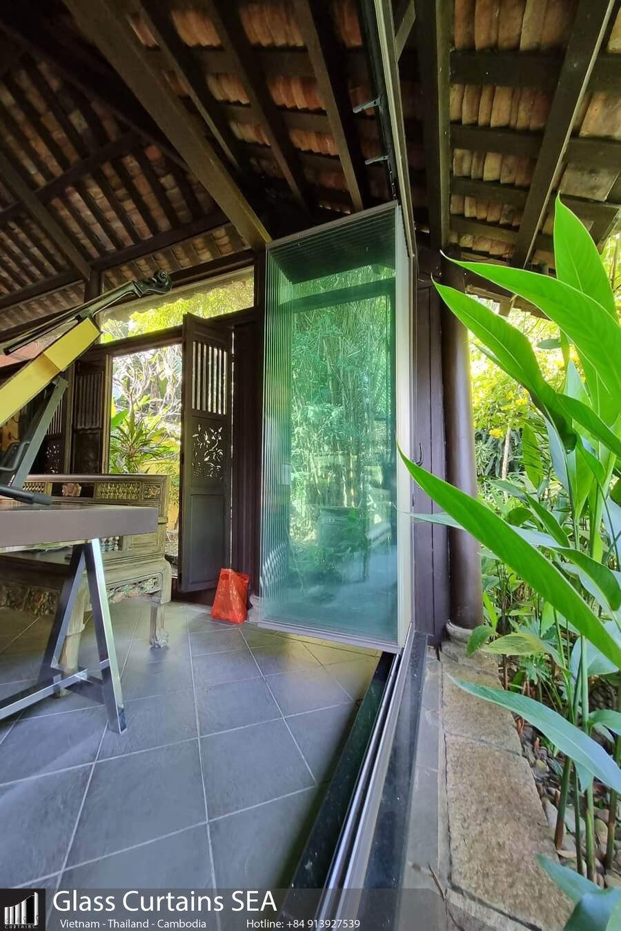 Frameless glass wall model for villas