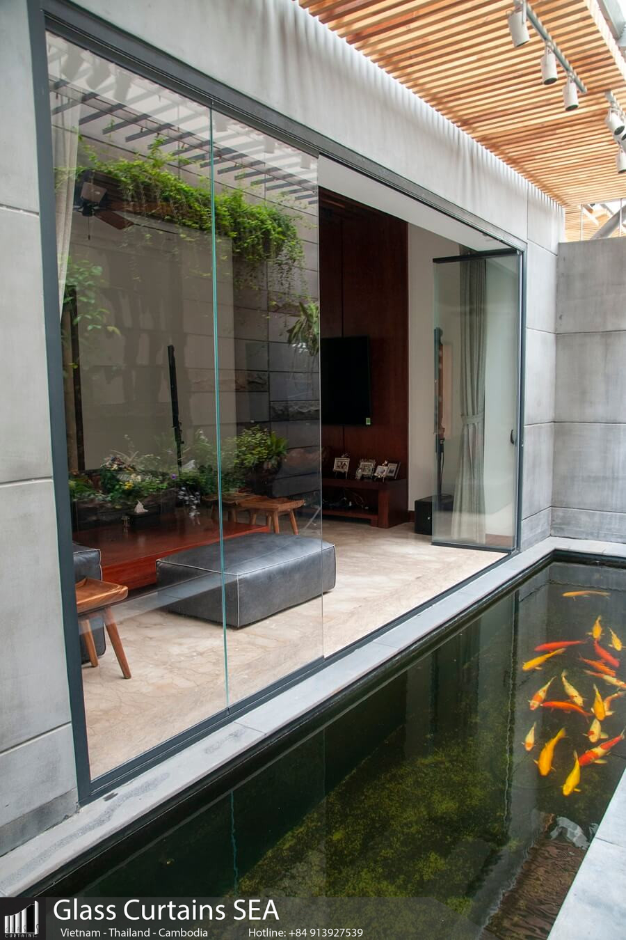 Luxurious frameless glass wall model for homes