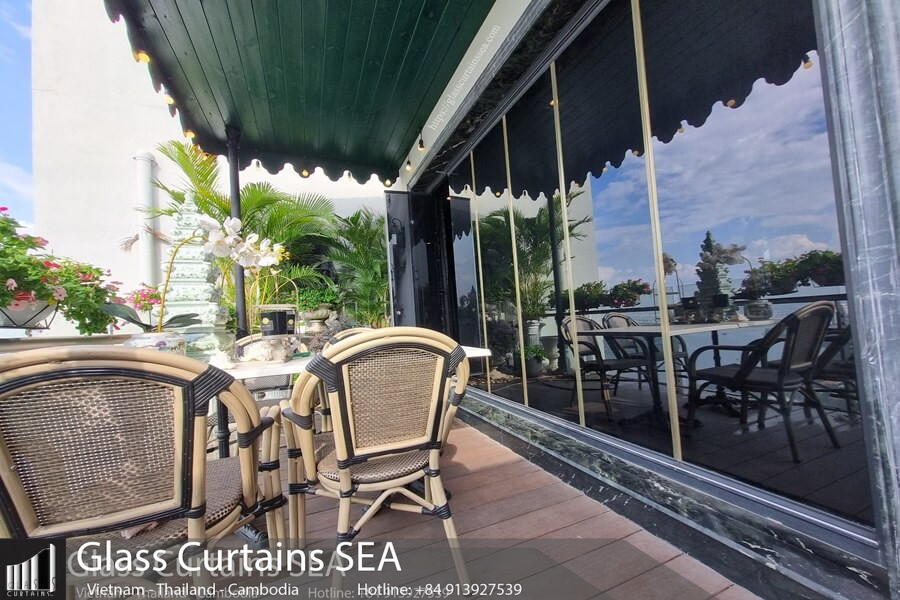 Frameless glass door model for apartment balcony