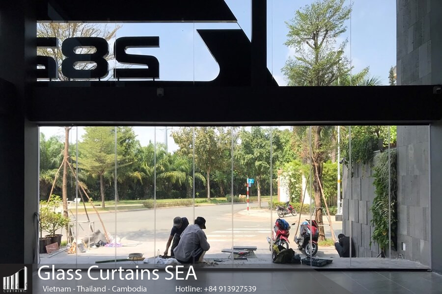 Frameless sliding glass doors for showroom facades