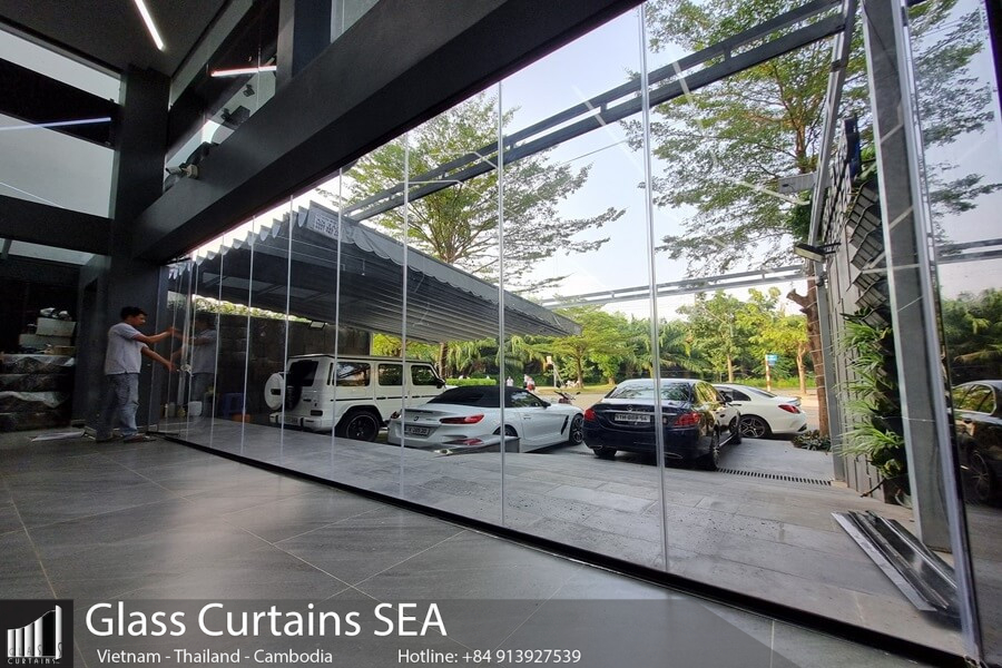Frameless sliding glass doors for luxury showrooms