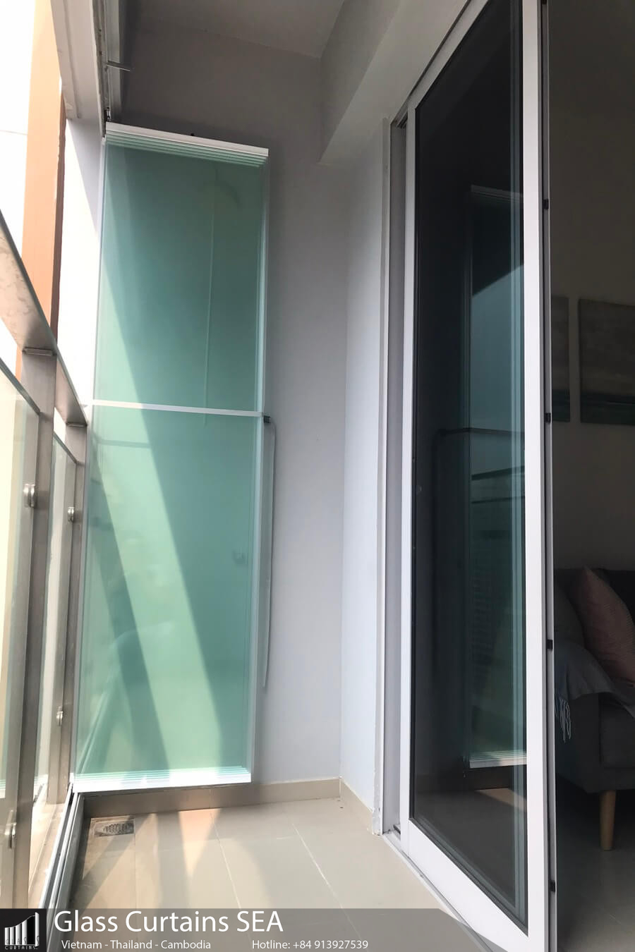 Frameless sliding glass doors optimize space