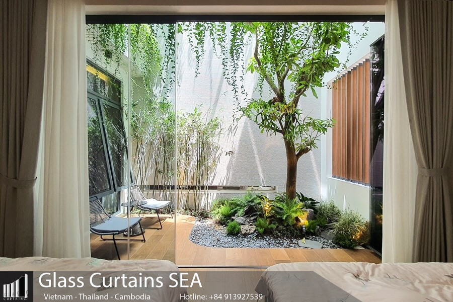 Frameless sliding glass doors for villas