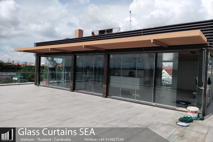 Beautiful and luxurious frameless sliding glass doors