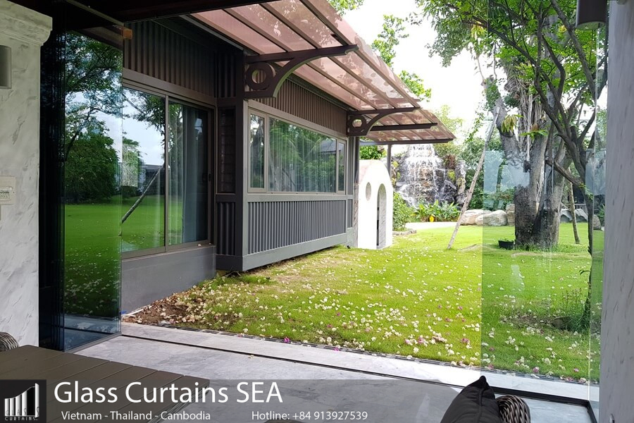 Modern frameless sliding glass doors from Glass Curtains SEA